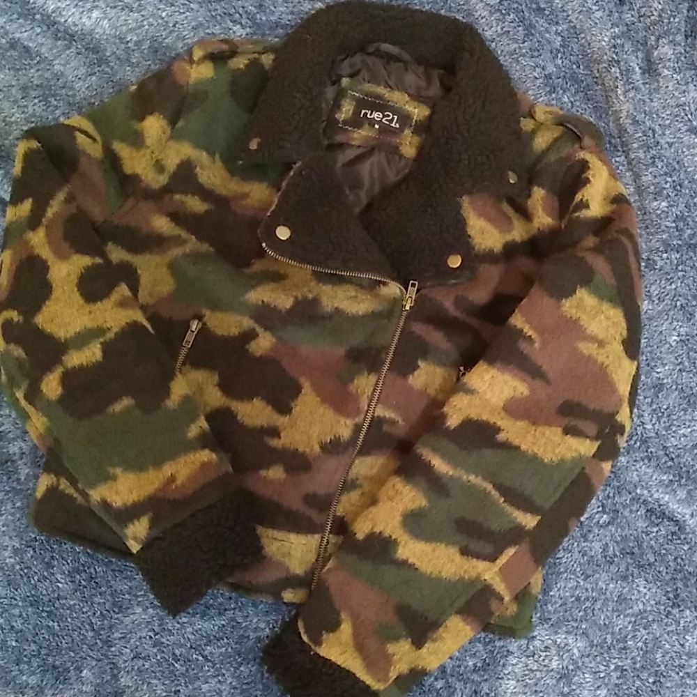 Rue 21 camo moto jacket black faux fur collar